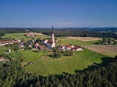 Gemeinde Zeilarn Landkreis Rottal-Inn Schildthurn Luftaufnahme (Dirschl Johann) Deutschland PAN